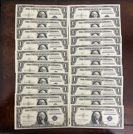 1935 TWO NOTES 1 Dollar Silver Certificate Old US paper money Crisp Uncirculated Notes - 2 Consecutive Notes